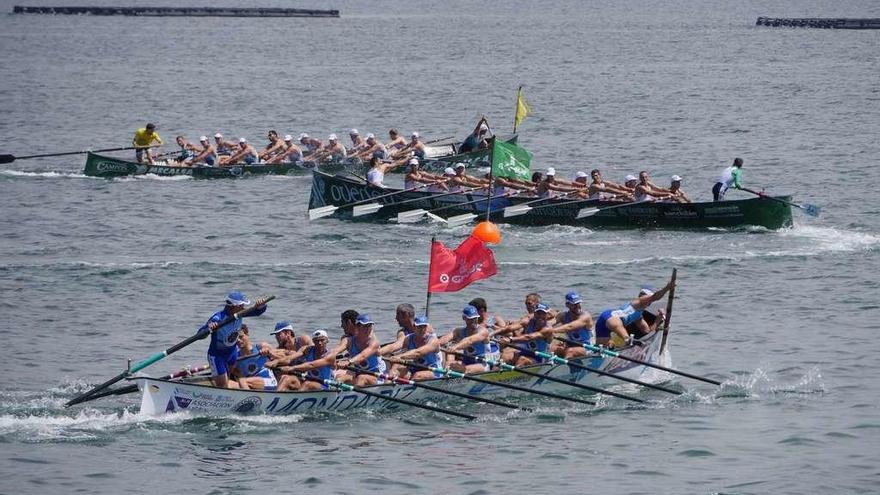 Una de las viradas de la prueba celebrada ayer en O Grove. // Miguel Muñiz