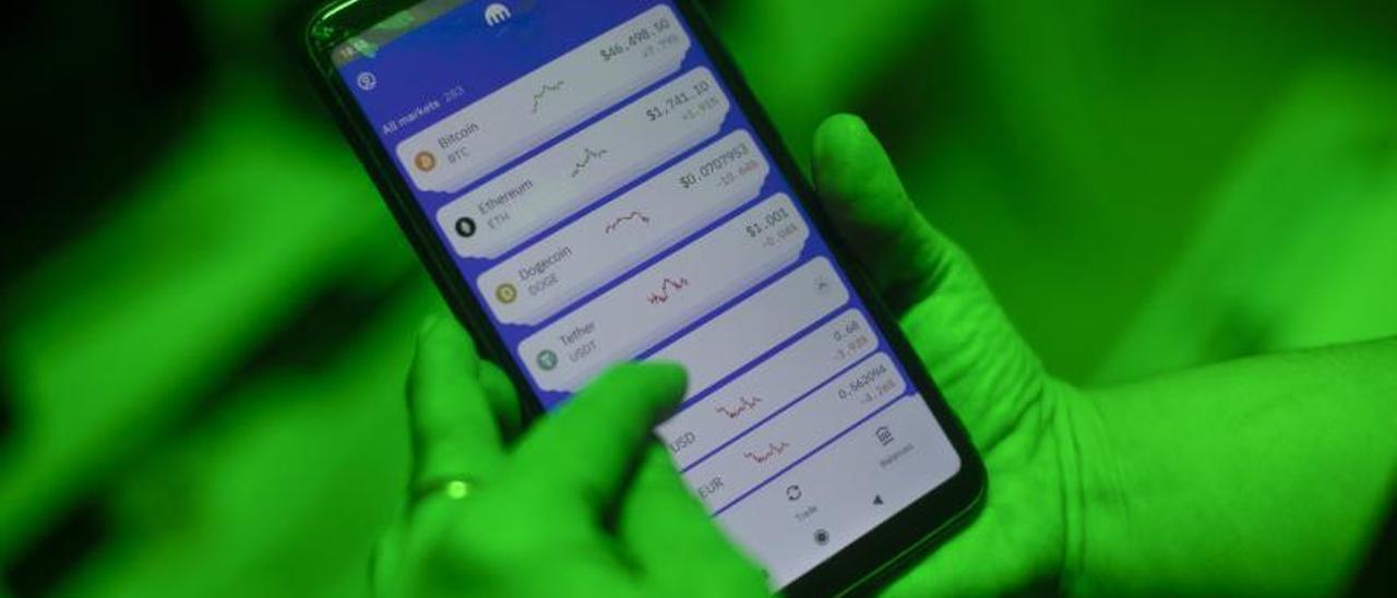 Un usuario utiliza una aplicación para invertir en criptomonedas |