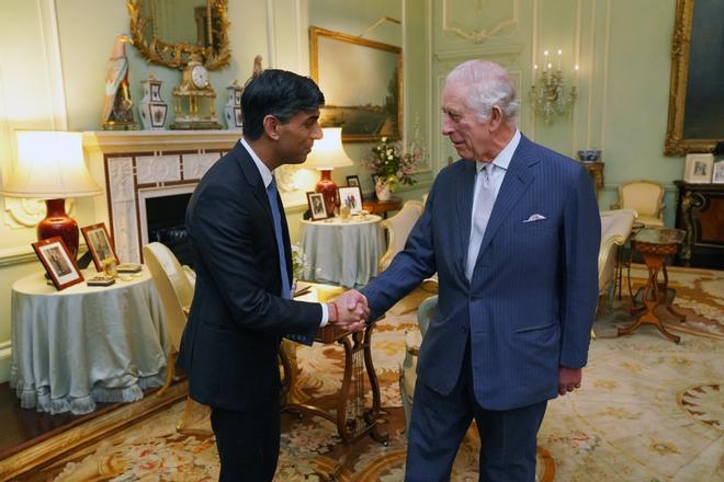 El rey Carlos III junto al primer ministro Rishi Sunak