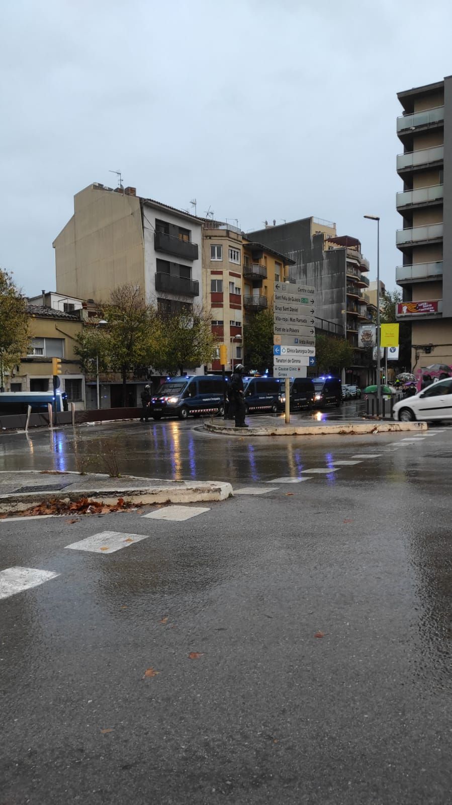 Tallat l'accés al carrer del Carme per protestar contra uns desnonaments