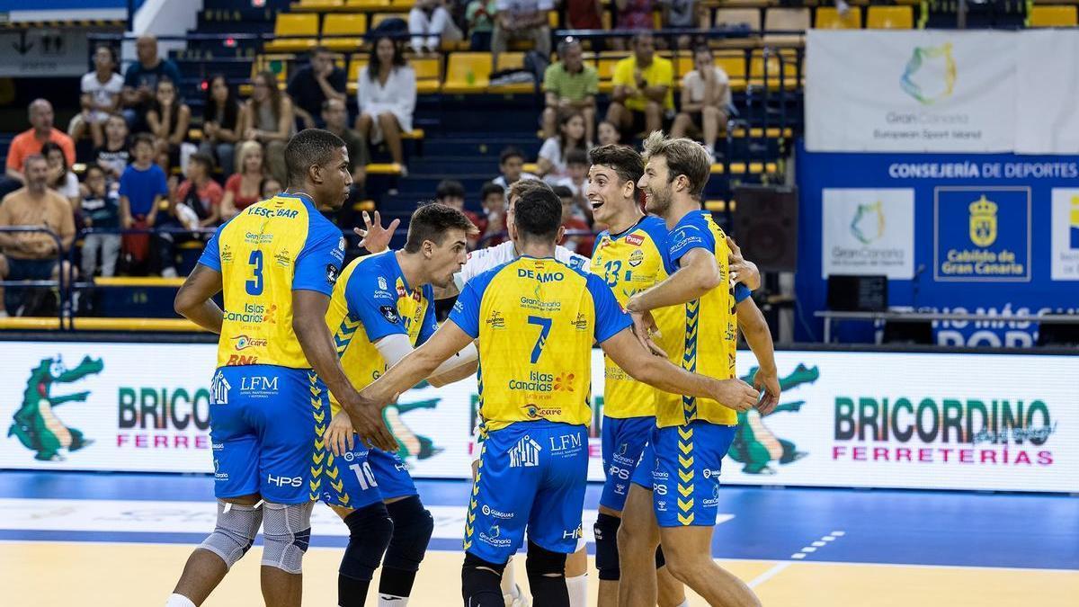 Los jugadores del Guaguas celebran un punto en el Centro Insular de Deportes