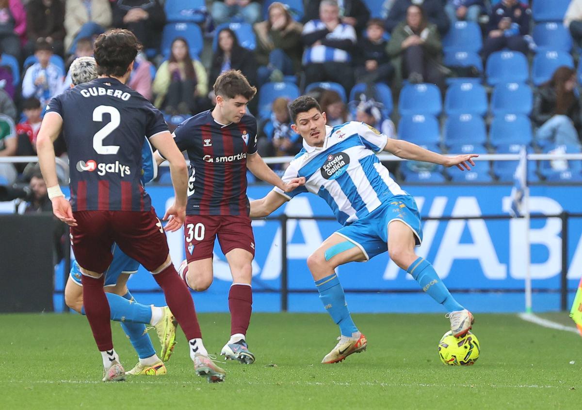 Miguel Loureiro controla el balón ante tres jugadores del Eibar.