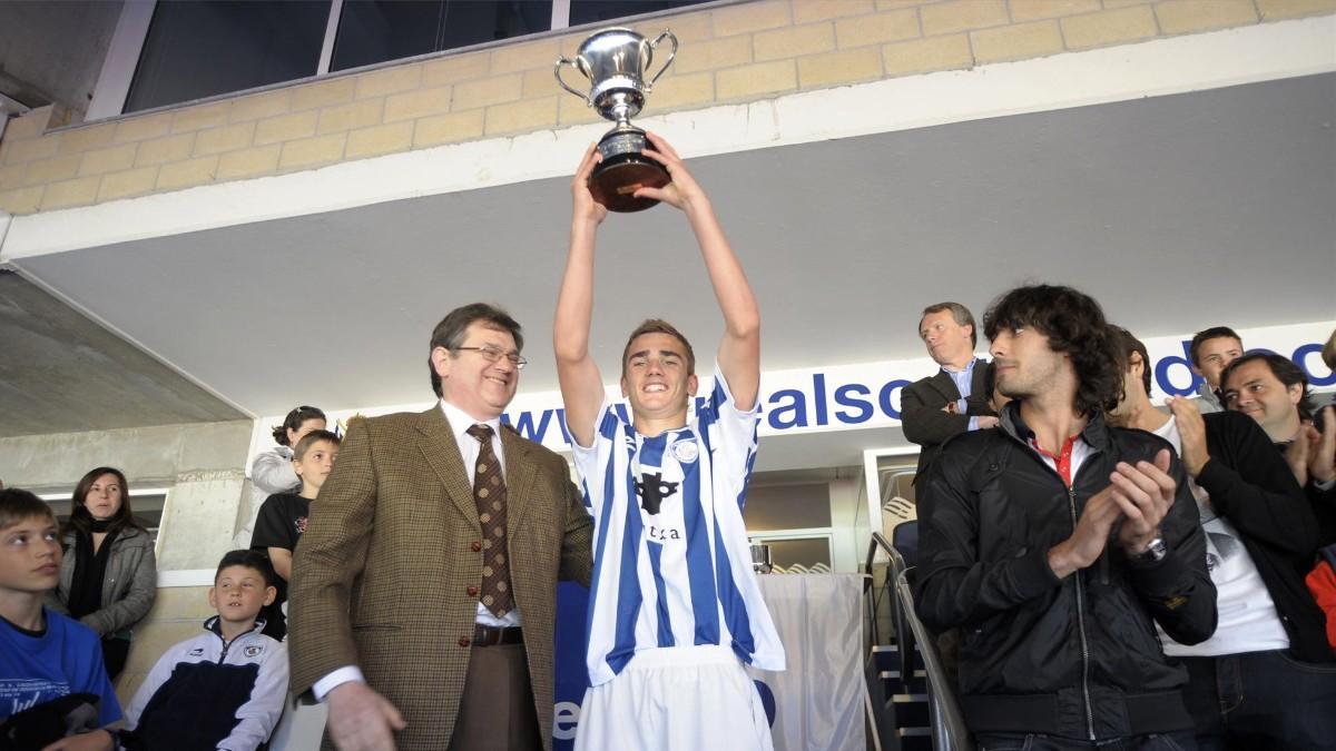 Griezmann levantando un trofeo como jugador de las categorías inferiores de la Real
