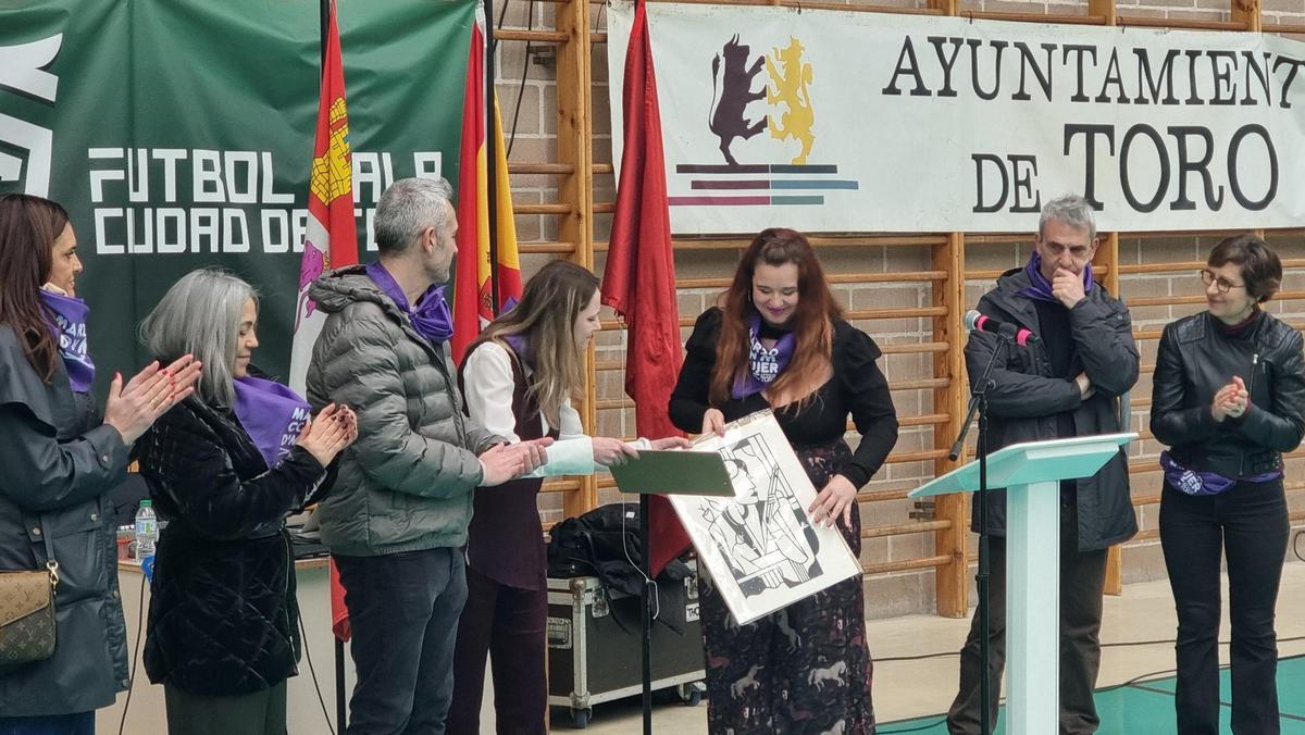 Cristina Oliveros es reconocida por su implicación en actividades de Toro durante la conmemoración del Día Internacional de la Mujer.
