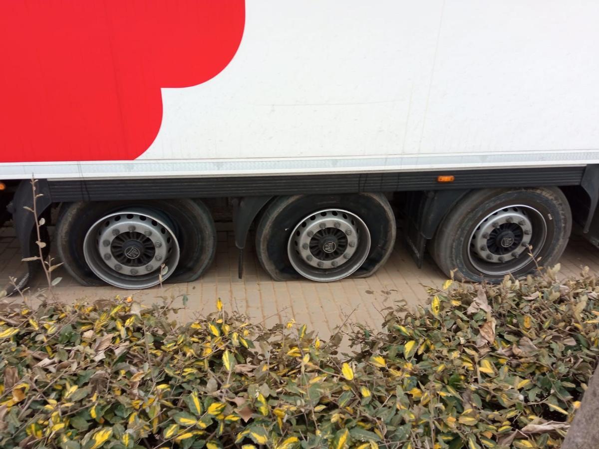 Ruedas rajadas en un piquete en Almendralejo.