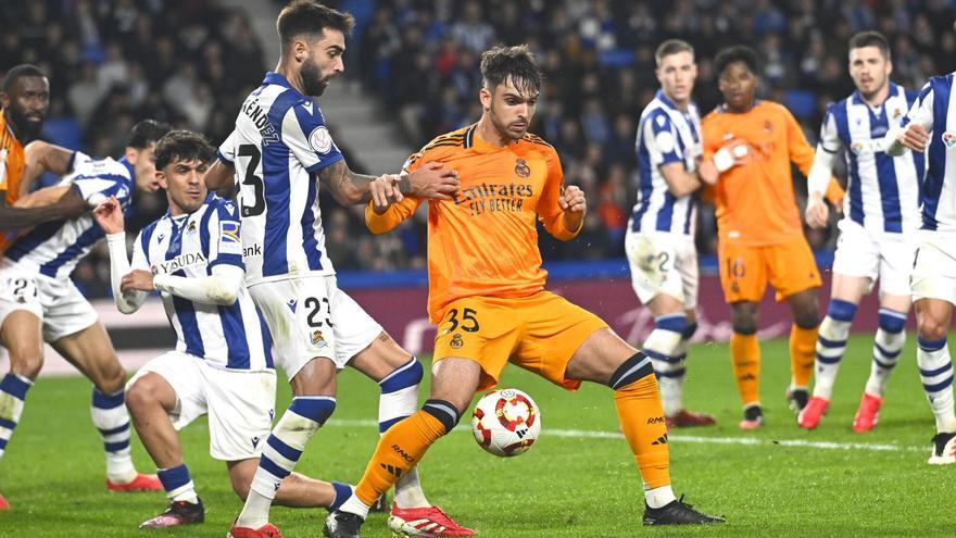 Raúl Asencio, en el centro de una acción durante el Real Sociedad - Real Madrid.