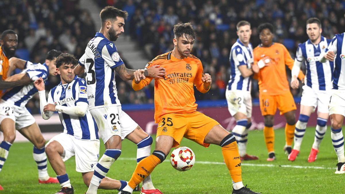 Raúl Asencio, en el centro de una acción durante el Real Sociedad - Real Madrid.