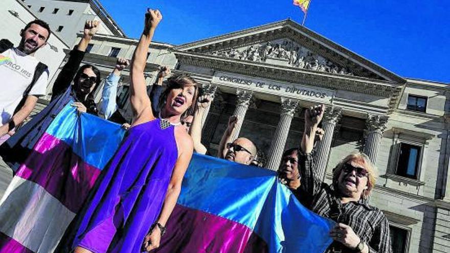 Activistas trans se manifiestan, en la jornada de ayer, delante del Congreso de los Diputados.