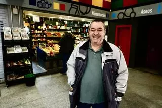 El mercado municipal de La Camocha gana actividad (en imágenes)