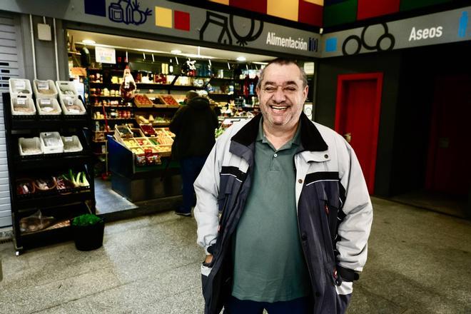 El mercado municipal de La Camocha gana actividad (en imágenes)