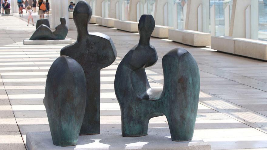 Elena Laverón expone sus esculturas de caminantes en el muelle 2 del puerto