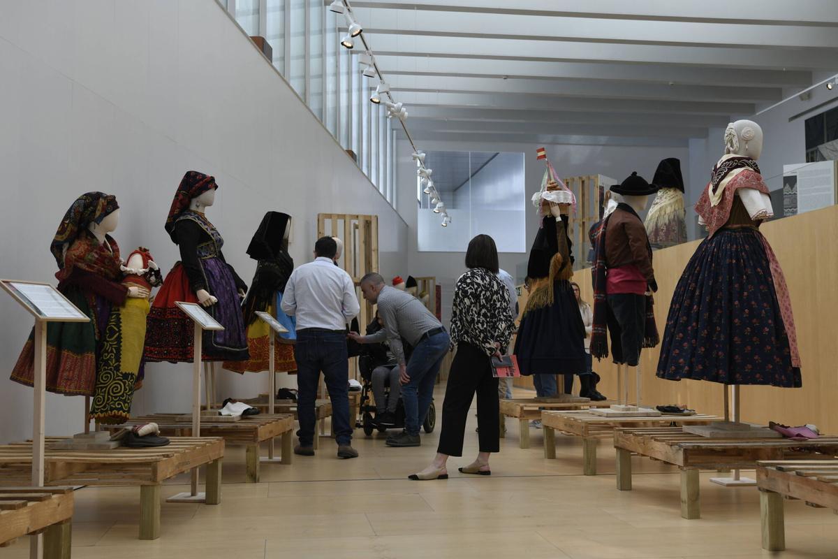 APERTURA DE LAS EXPOSICIONES V FESTIVAL DE INDUMENTARIA TRADICIONAL "GALANURA"