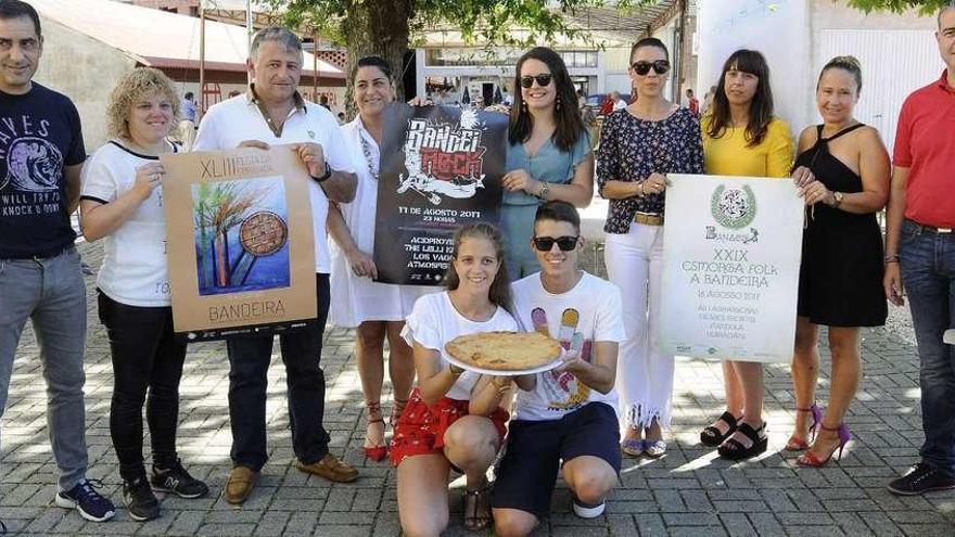 La Asociación Amigos da Empanada presentó, ayer, los carteles de las fiestas de agosto. // Bernabé/Javier Lalín