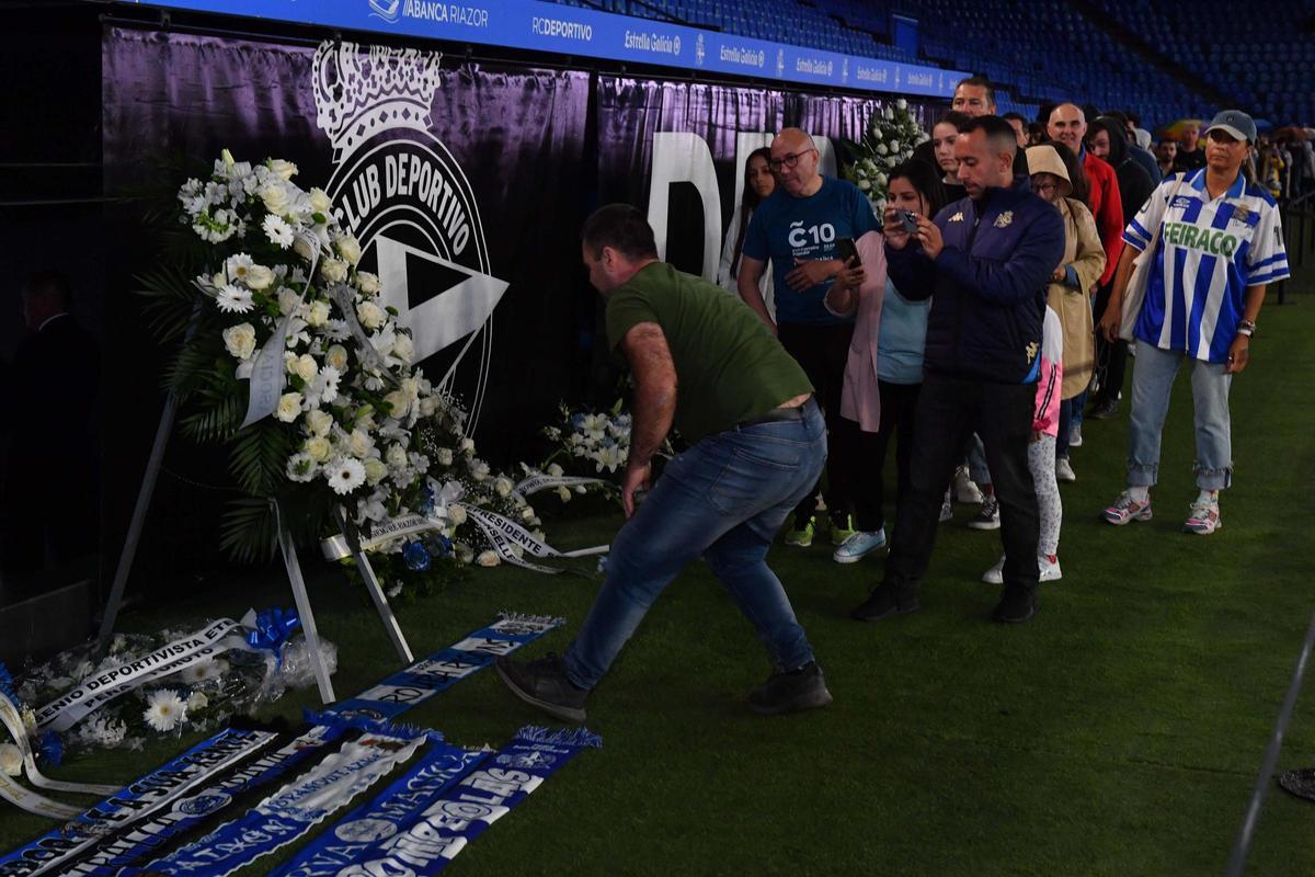 Colas a las puertas de Riazor para velar a Arsenio Iglesias
