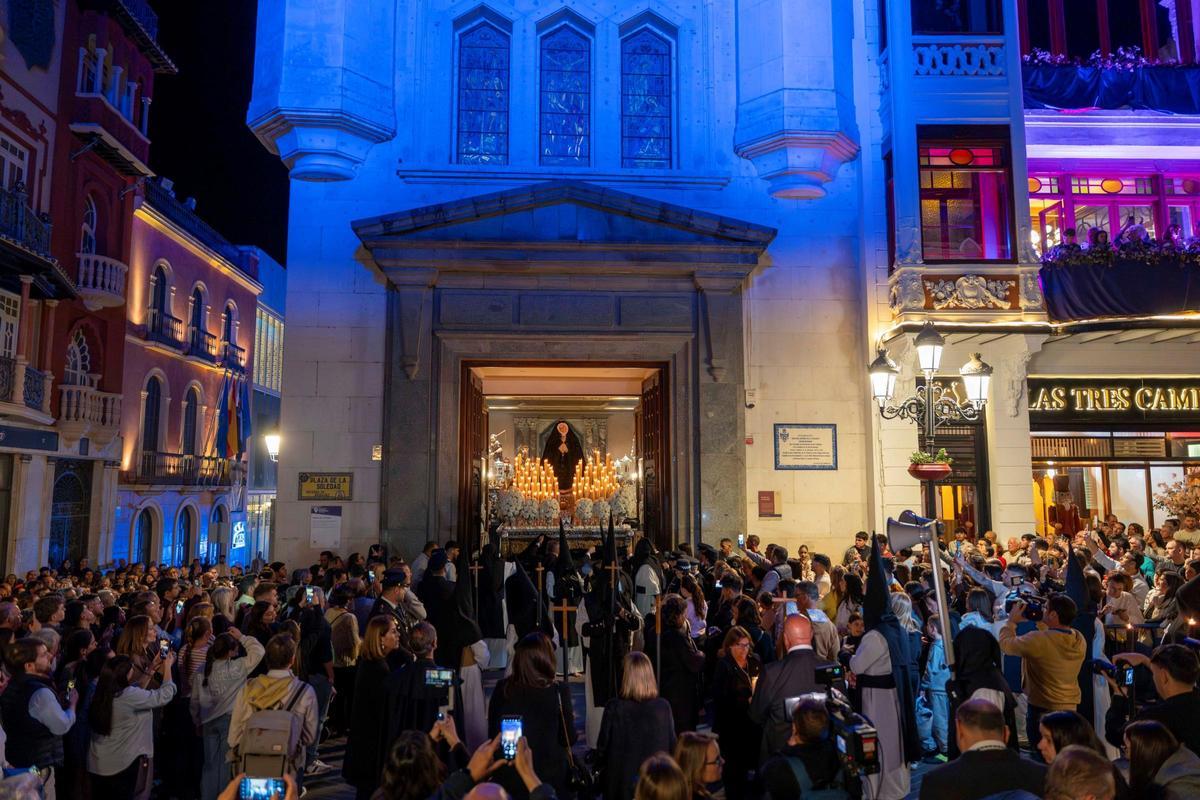 El público espera la salida de la patrona vestida de luto desde la ermita de la Soledad.