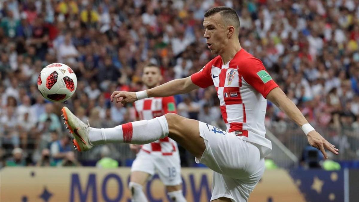 Perisic controla un balón ante la pasividad de la zaga gala