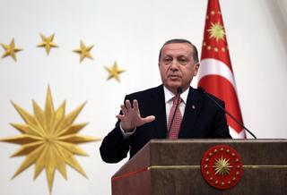 Erdogan ratifica la ley que levanta la inmunidad a 138 diputados, la mayoría opositores