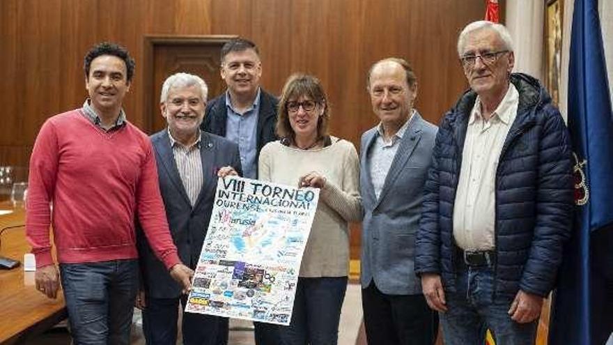 Pilar Vázquez, presidenta del club Marusia, con el cartel. // Brais Lorenzo