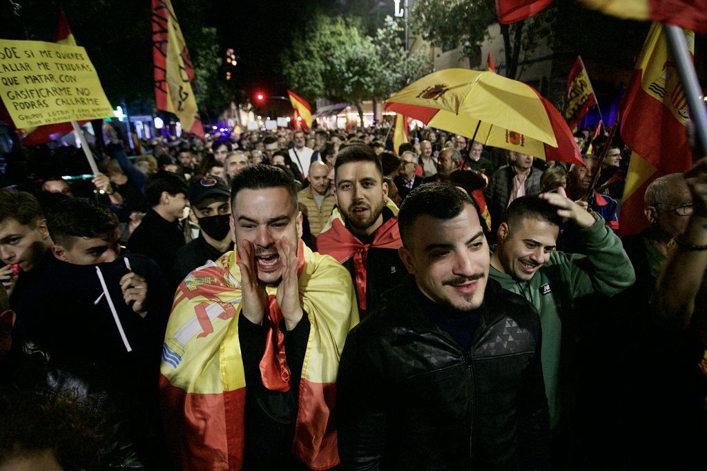 Cientos de manifestantes vuelven a asediar la sede del PSOE en Murcia