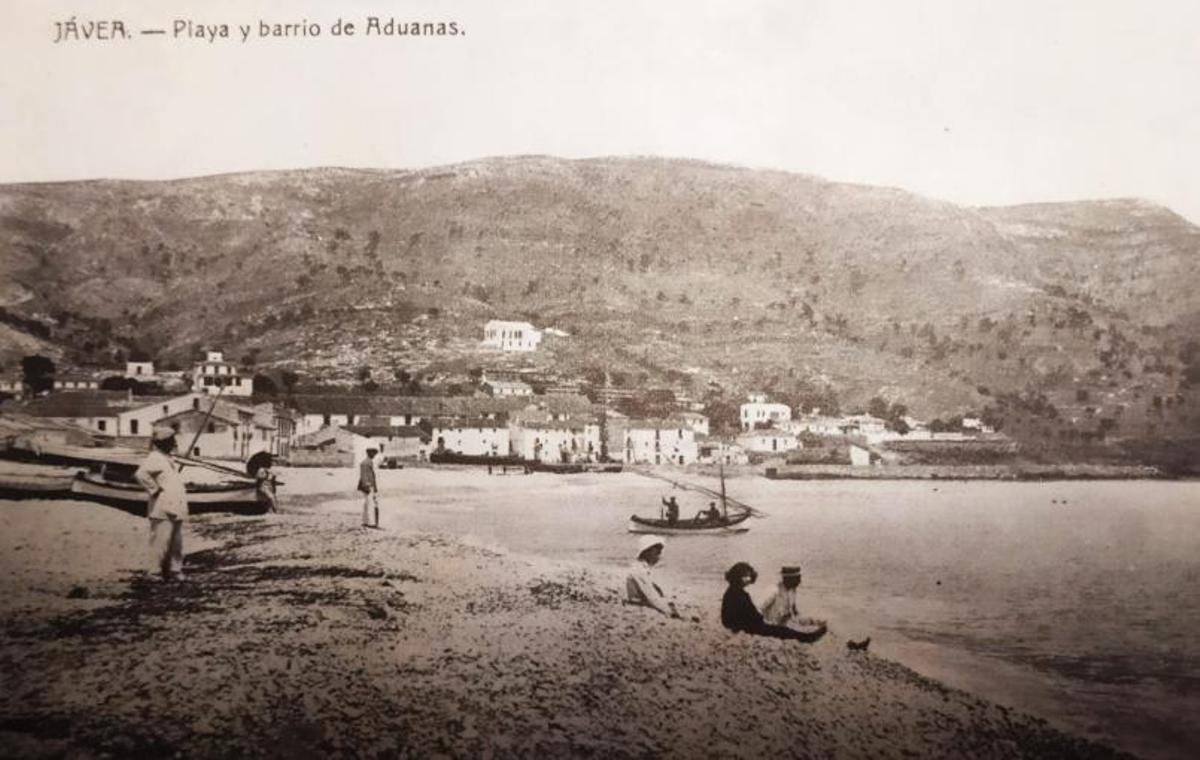 Postal de la playa de la Grava con "llaüts" y casa de pescadores