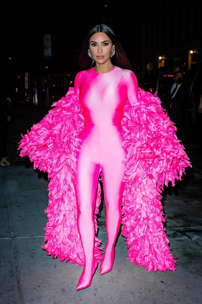 Kim Kardashian, con mono fucsia de lycra con mangas desmontables de plumas, firmado por Balenciaga