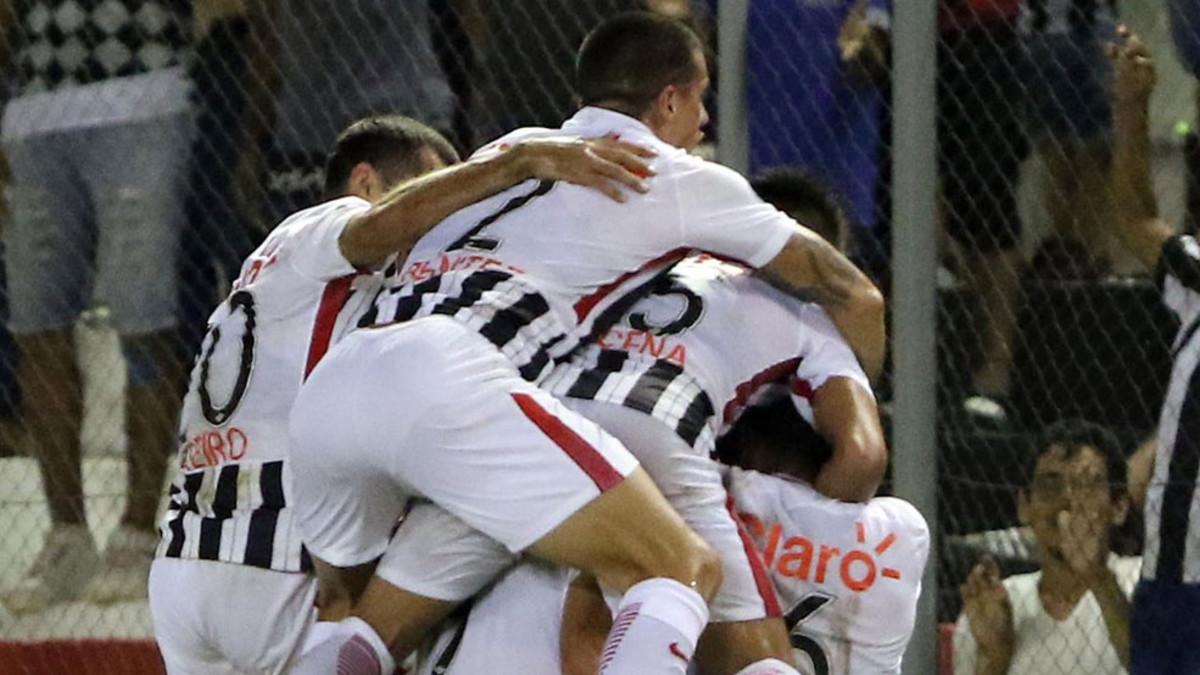 Jugadores de Libertad celebran la remontada