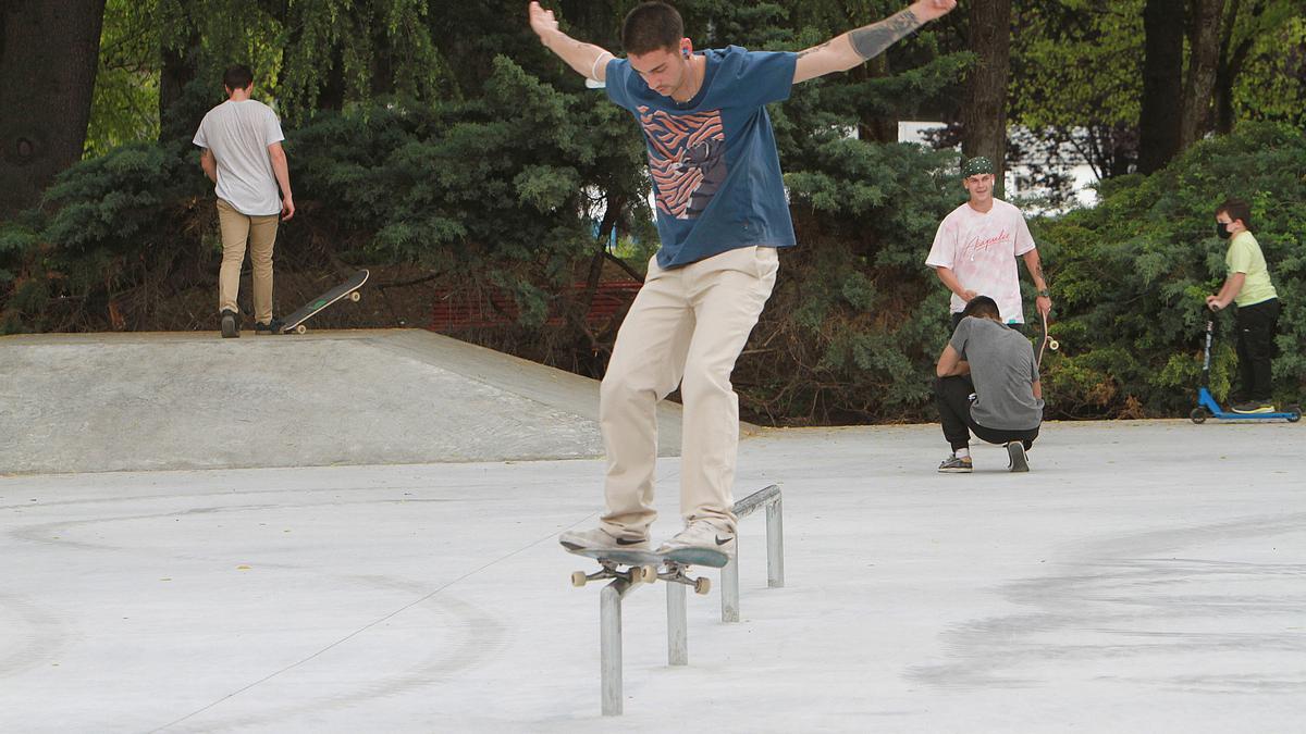 Un joven realiza un salto en las nuevas instalaciones del skate park de O Couto. // IÑAKI OSORIO