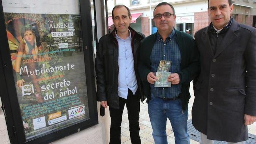 El escritor Manuel Rodríguez (izq.), Juan Carmona de AVOI y el compositor Mario Moreno, con el cartel del espectáculo en el Albéniz.