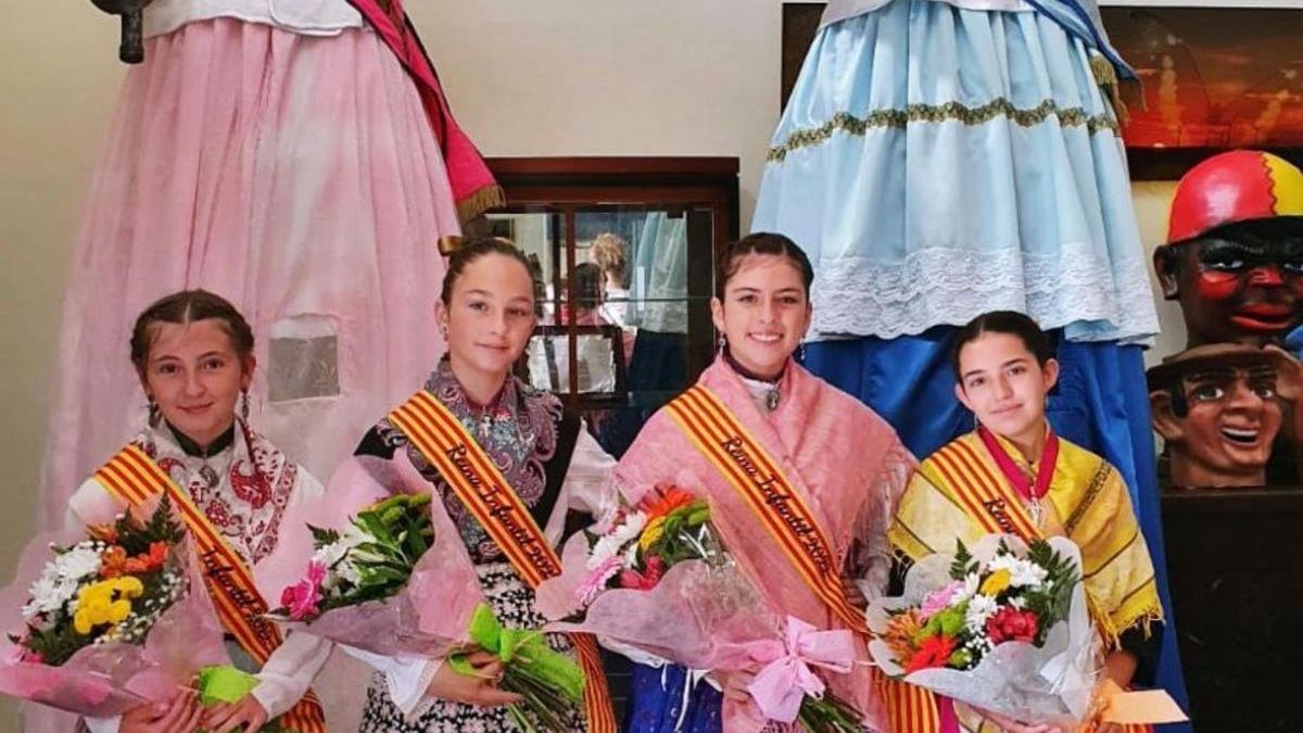 Las reinas ataviadas con el traje tradicional junto a los Gigantes. | SERVICIO ESPECIAL