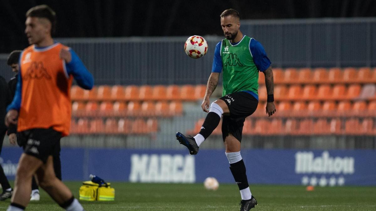 Josema controla el balón antes de un partido.