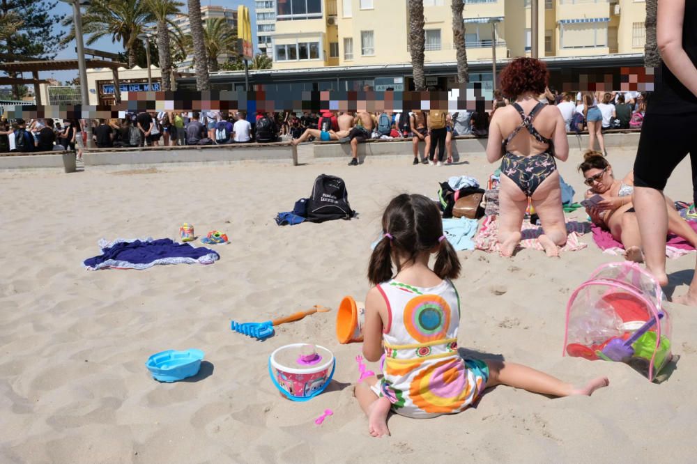 El macrobotellón de Santa Faz desaparece de la playa de San Juan