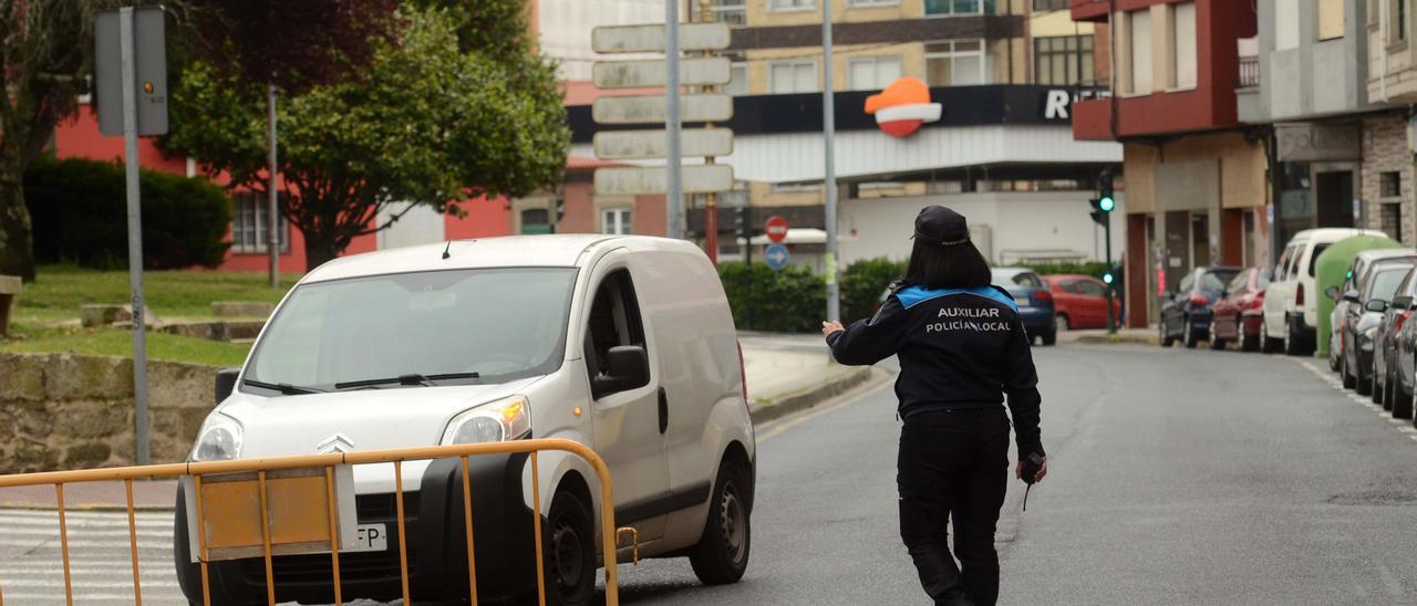 Una auxiliar de Policía Local, en el centro de Vilagarcía.