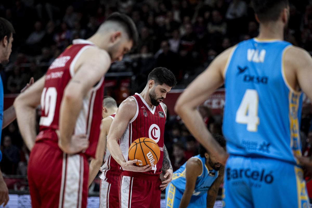 Santi Yusta, antes de un tiro libre en el partido ante Gran Canaria en el Príncipe Felipe.