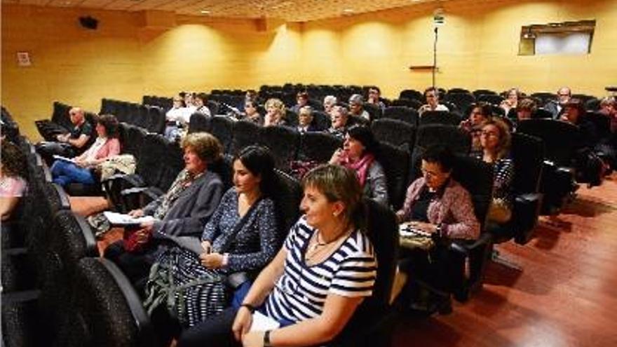 Els assistents a la trobada, que es va celebrar al Casal Bisbe Cartañà.