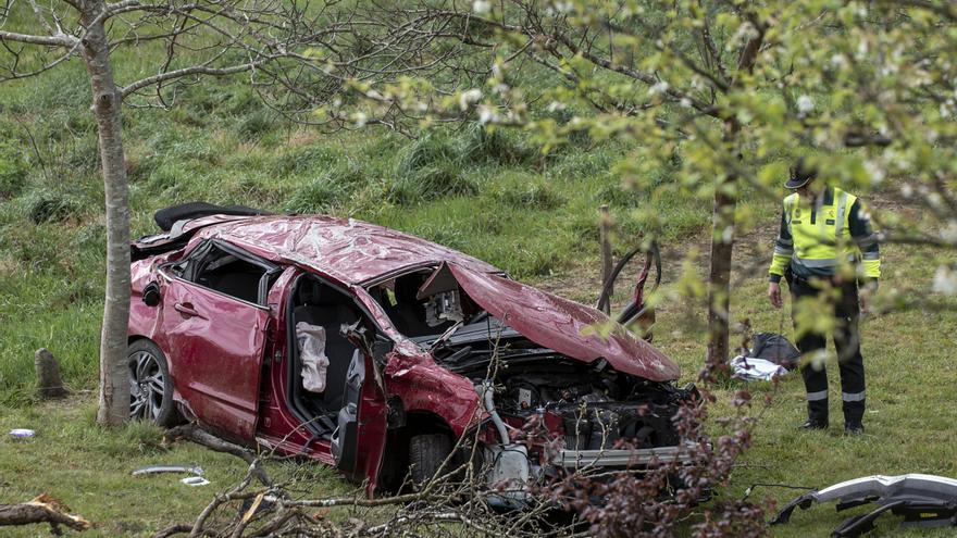 Cuatro jóvenes muertos tras precipitarse su coche por un barranco en Lugo