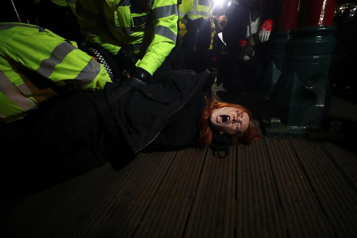 Indignació per l’actuació violenta de la policia de Londres en la vigília per l’assassinat de Sarah Everard