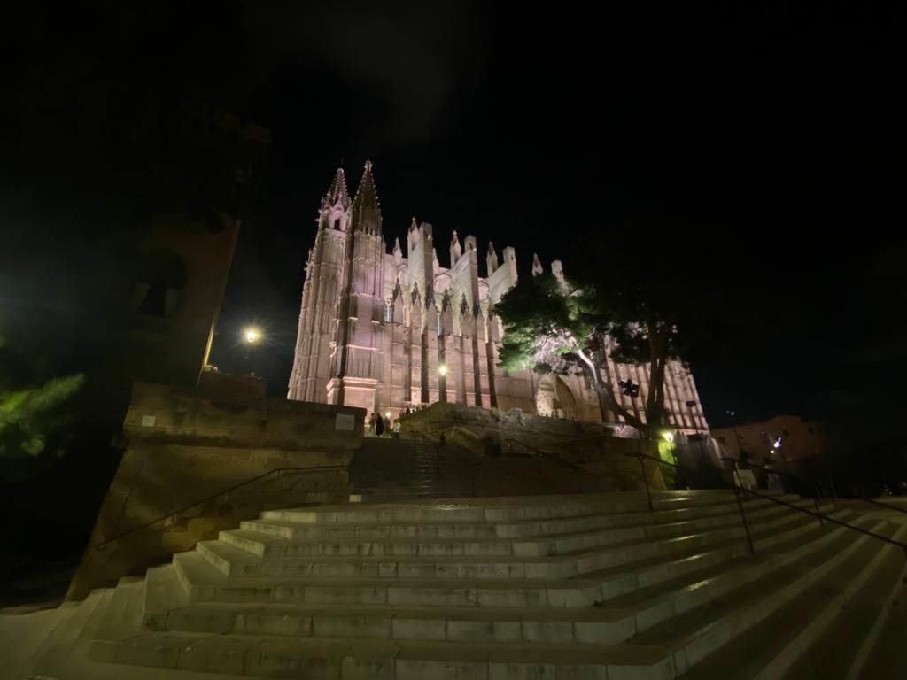 So hell strahlt die Kathedrale von Palma mit der neuen Beleuchtung