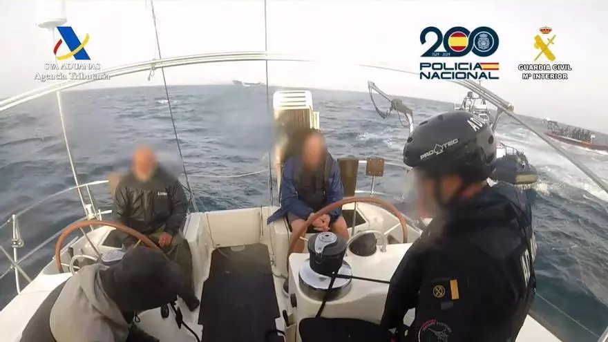 Trasladan al puerto de Las Palmas un velero con 500 kilos de cocaína