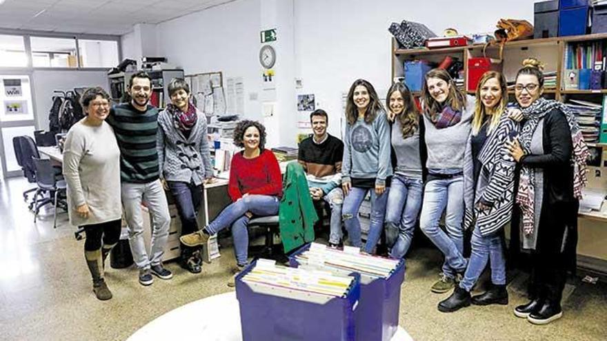 Grupo de los trabajadores que se dedican a &quot;acompañar&quot; a las personas que salen de la cárcel, en un local de la Soledat.