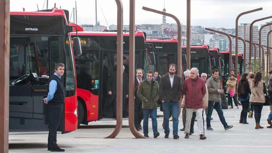 El alcalde, el concejal de Mobilidade y directivos de Tranvías, en la presentación de los nuevos autobuses.