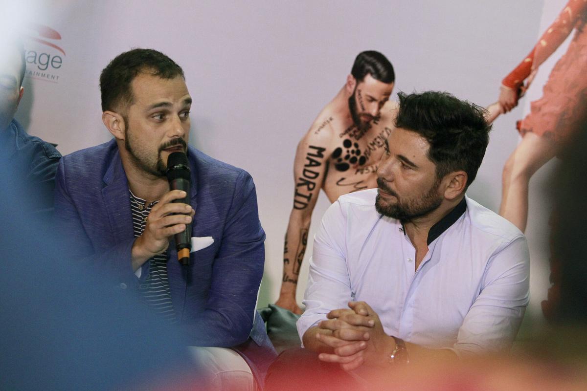 El cantante de flamenco, Miguel Poveda (d) junto a Hugo Nieto (i).