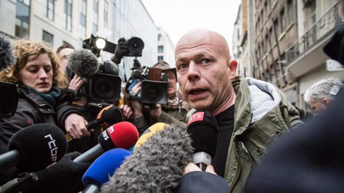 Sven Mary habla con la prensa en el exterior de la sede de la policía federal belga, en Bruselas, este sábado.