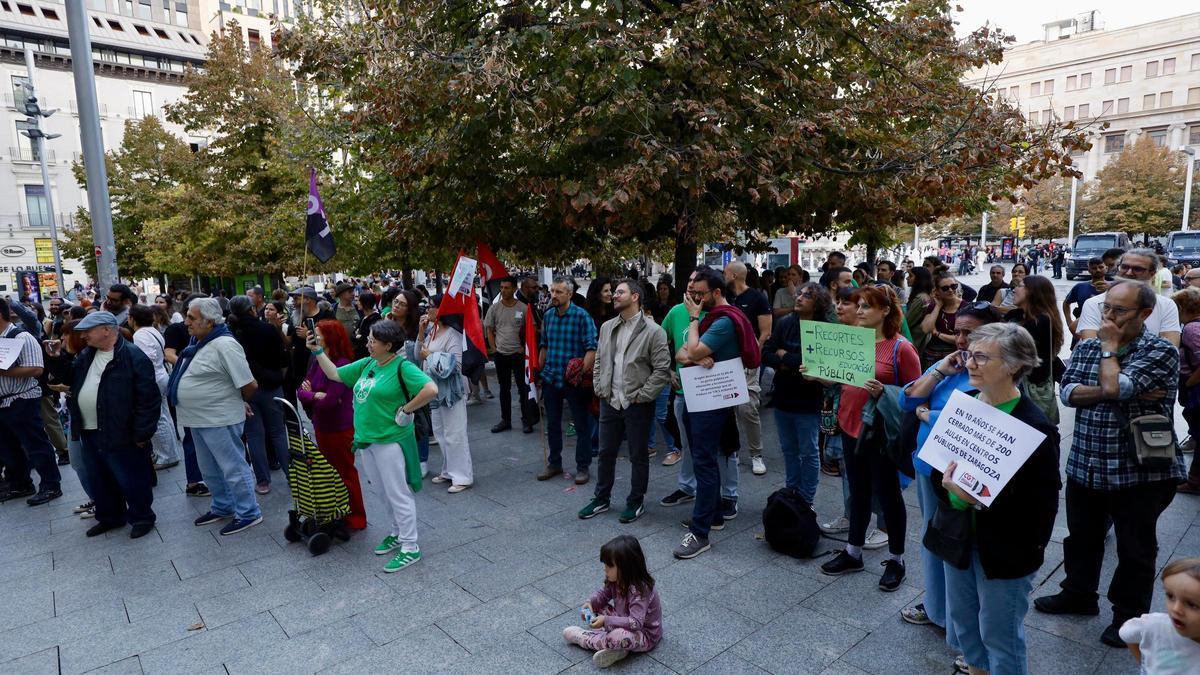 EN IMÁGENES | Concentración en Zaragoza a favor de la educación pública