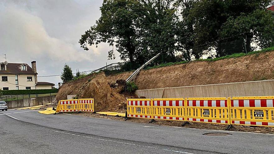 Caen dos taludes sobre la calzada en la Rúa do Souto en Santa Cruz | LA OPINIÓN