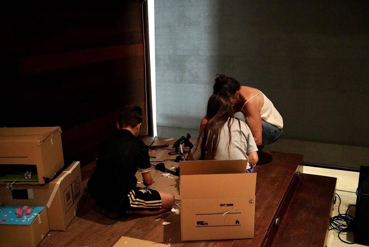 asistentes al taller de teatro lambe-lambe enmarcado dentro de las actividades del Festival Mamut5