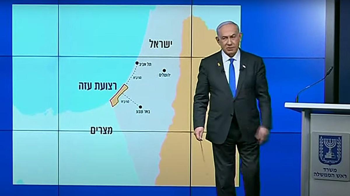 El primer ministro de Israel, Binyamín Netanyahu, muestra un mapa del que ha desaparecido la Cisjordania palestina durante una rueda de prensa.