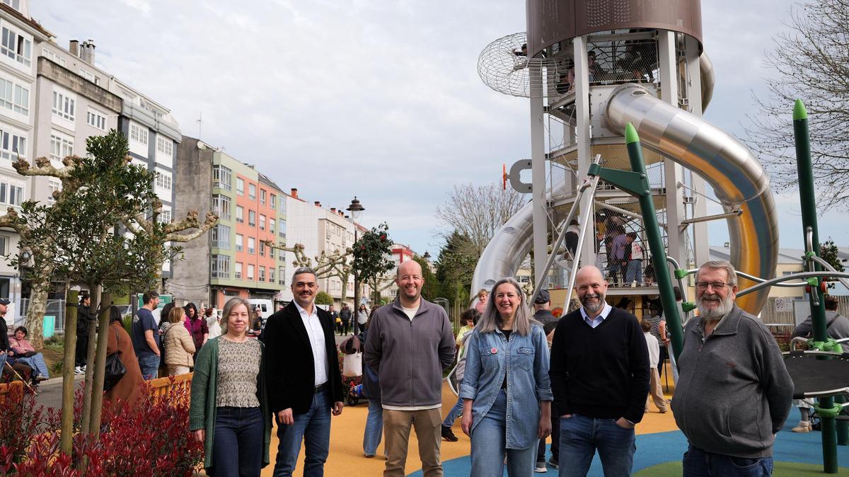 O alcalde, segundo esquerda, e concelleiros no acto inaugural do novo parque.