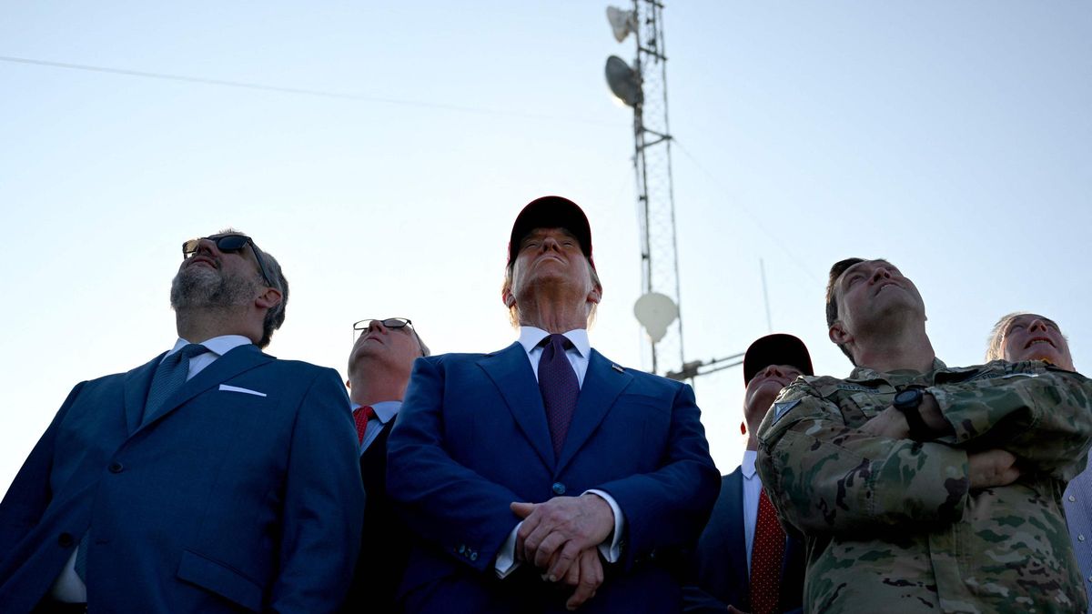 El presidente electo de Estados Unidos, Donald Trump (C), asiste al lanzamiento del sexto vuelo de prueba del cohete SpaceX Starship el 19 de noviembre de 2024 en Brownsville, Texas