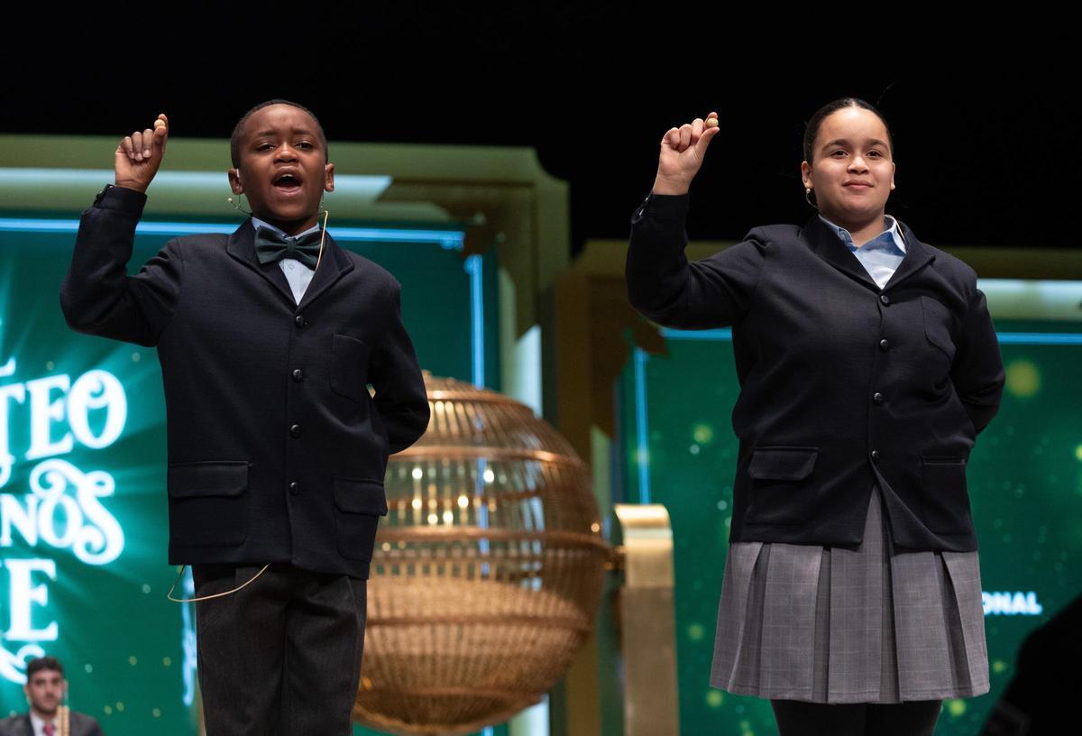 Dos niños de San Ildefonso cantan un premio de la Lotería de Navidad.