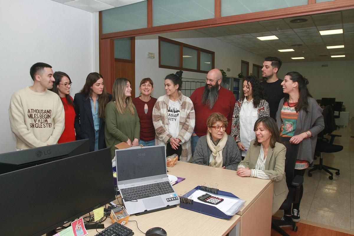 Profesionales de Provivienda, en la oficina de la sede de la entidad.